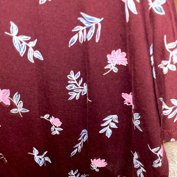 Reitman’s Burgundy Floral Top with shirred waist - Picture 10 of 10